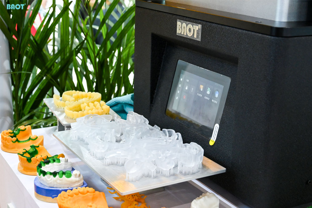 Imprimantă 3D dentară cu gumă de rășină
